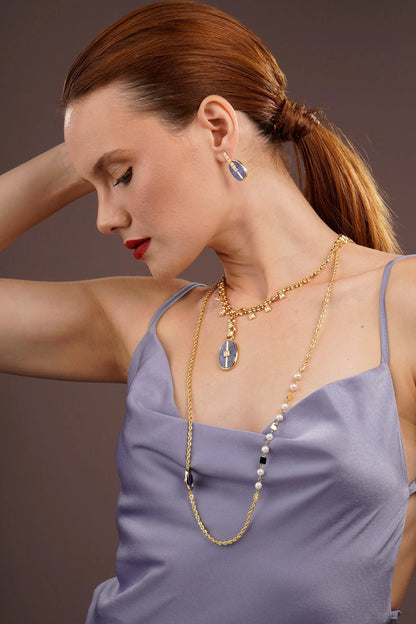 Modelo usando Mini Inspire Necklace con sodalita azul – Trovare Chile