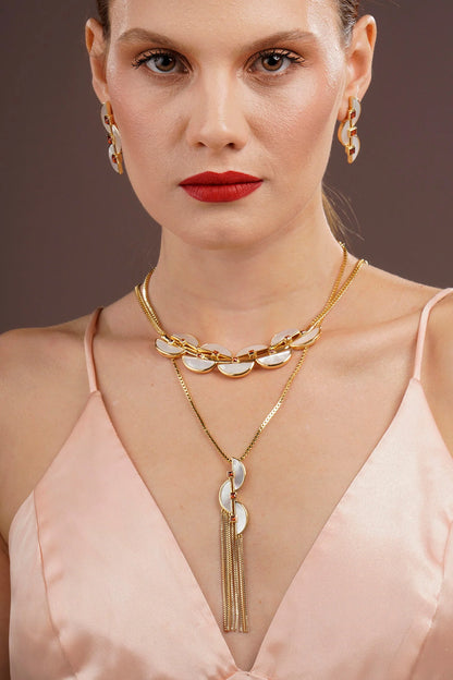 Modelo usando collar Connection Fringe con nácar blanco – Trovare Chile