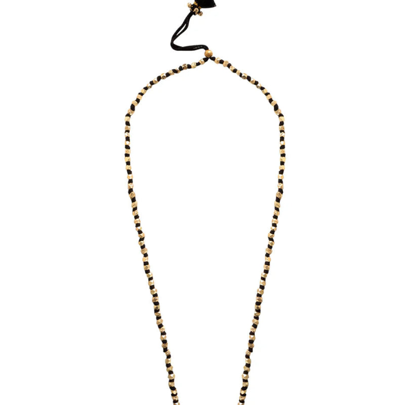 Collar artesanal Noorani Neckstring de diseño elegante y femenino
