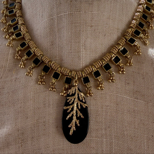 collar negro con dorado de india ajustable