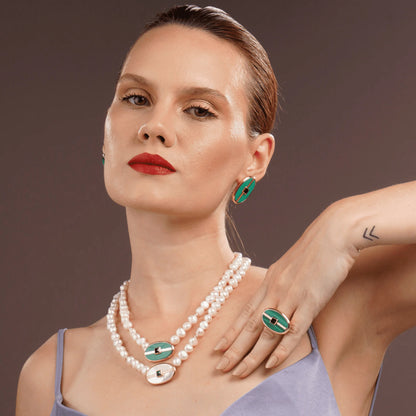 Modelo usando Collar Inspire con perlas y malaquita en dorado semilujo – Trovare Chile