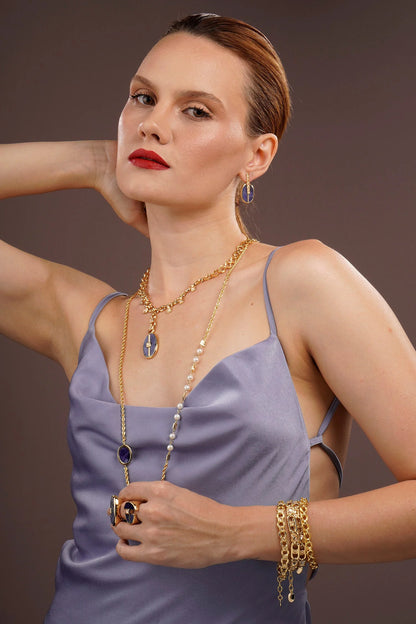 Detalle del Mini Inspire Necklace con piedra sodalita azul – Trovare Chile