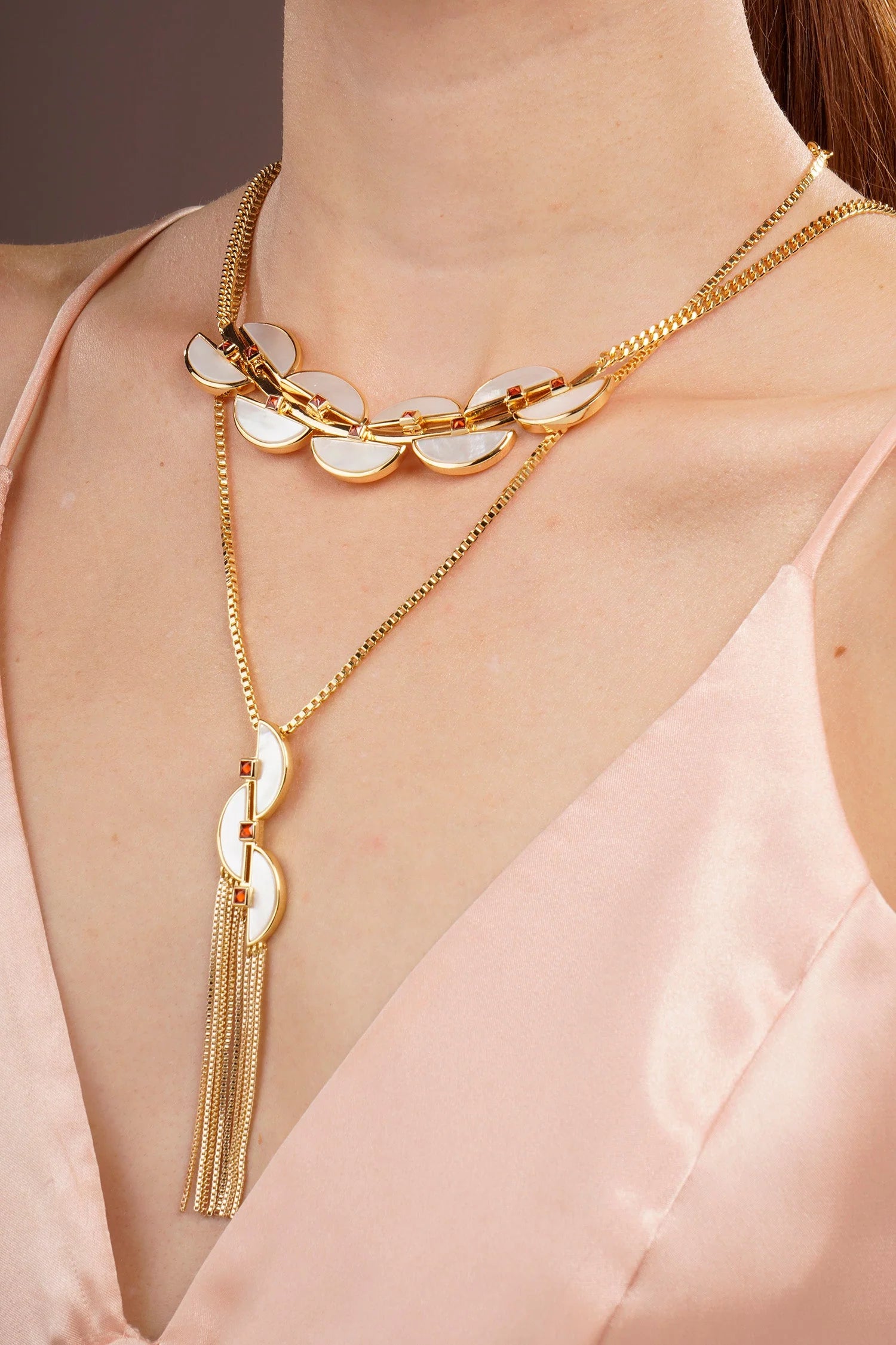 Detalle del Collar Connection Fringe con flecos dorados y nácar – Trovare Chile