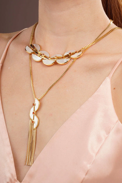 Detalle del Collar Connection Fringe con flecos dorados y nácar – Trovare Chile