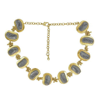 Collar Boat Stone Link de House of Tuhina, con piezas ovaladas grises, bordes dorados y cadena de extensión.