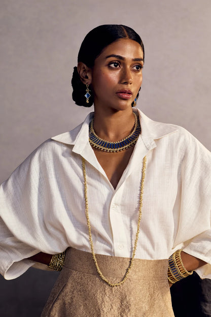 Modelo con el Collar Qabeela ivory de House of Tuhina sobre una camisa blanca