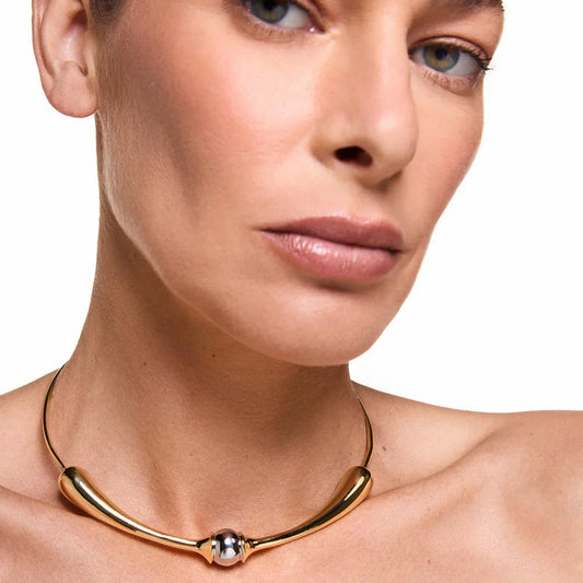 Choker dorado y plateado de diseño escultórico Gota – Colección Chuva Trovare Chile Accesorios.”