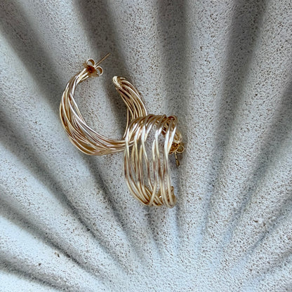 Aros Valentina con baño de oro de 18 quilates. Argollas abiertas de múltiples hilos entrelazados, livianas, elegantes y de diseño contemporáneo.