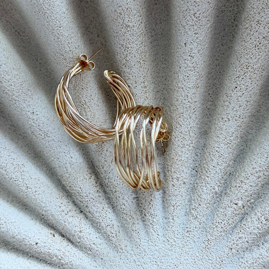 Aros Valentina con baño de oro de 18 quilates. Argollas abiertas de múltiples hilos entrelazados, livianas, elegantes y de diseño contemporáneo.