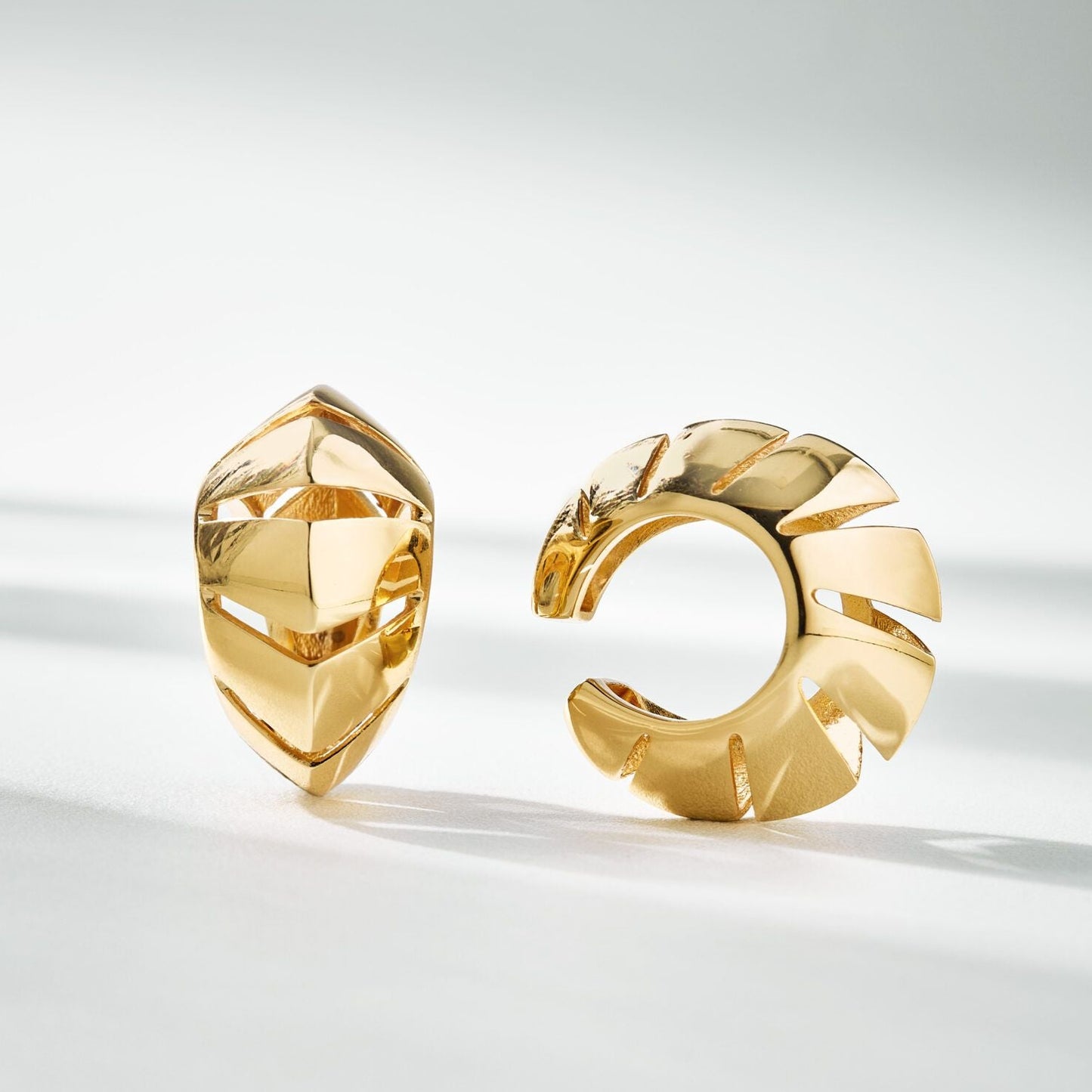 Detalle del piercing Ivy en baño de oro 18k con diseño minimalista - Anna Prata / Trovare Chile 