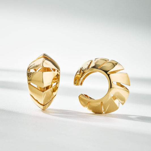 Detalle del piercing Ivy en baño de oro 18k con diseño minimalista - Anna Prata / Trovare Chile 