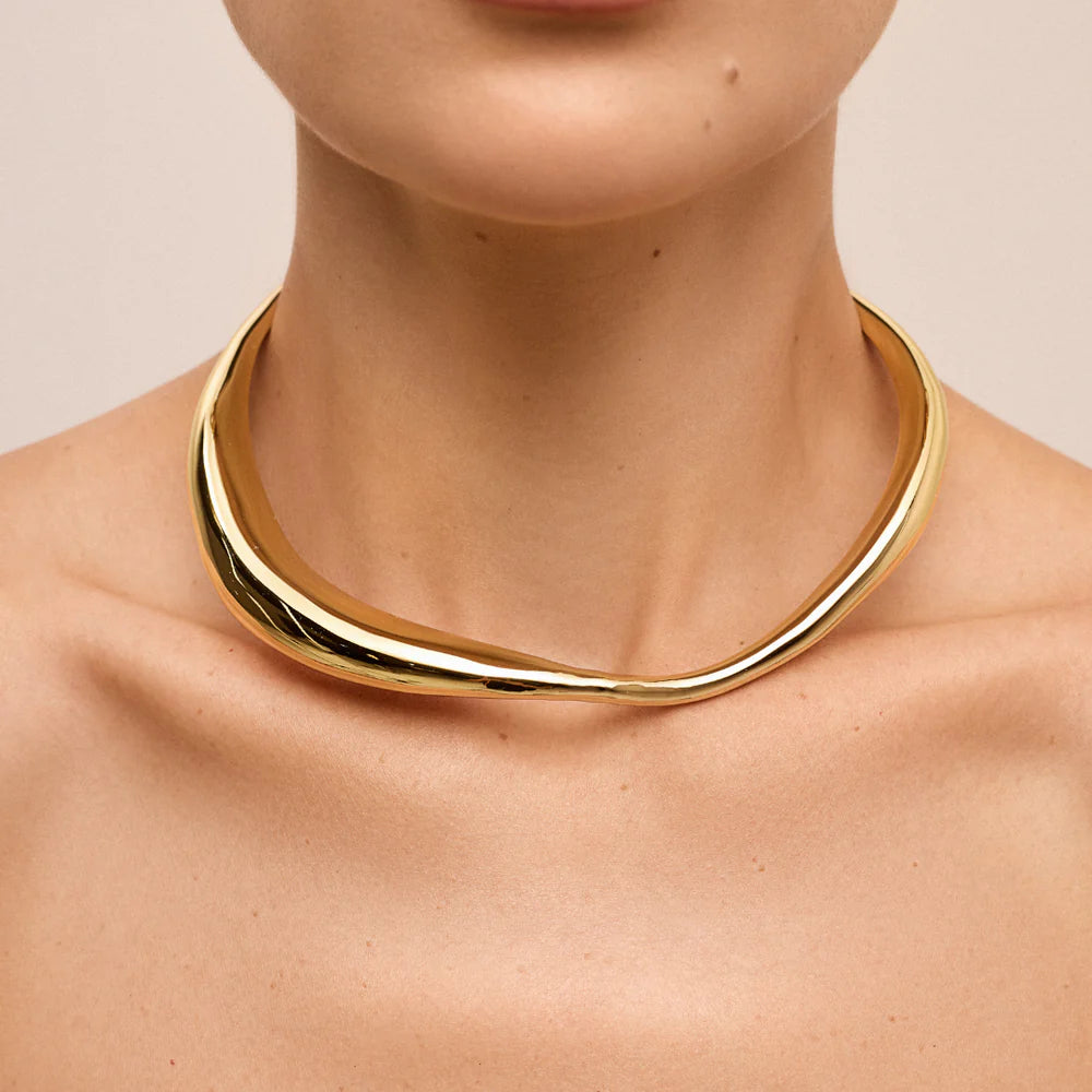 Modelo usando choker Hanna Essencial en oro 18k – Anna Prata | Trovare Chile