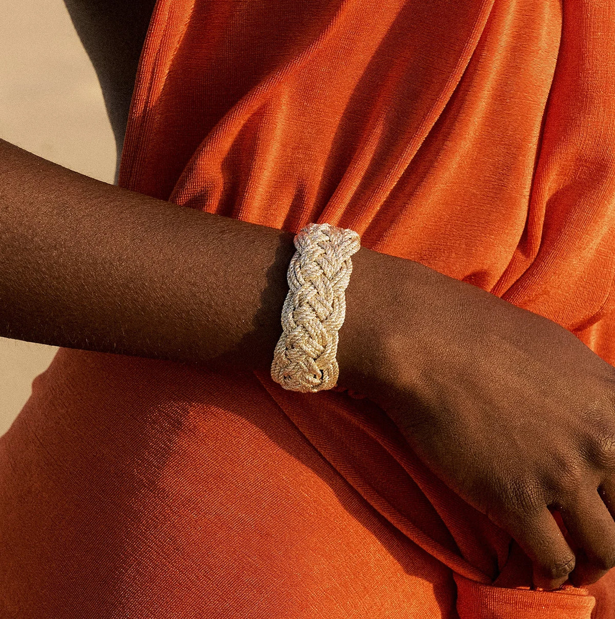 Pulsera Ifni Gold Silver, detalle de la trenza gruesa bicolor marroquí