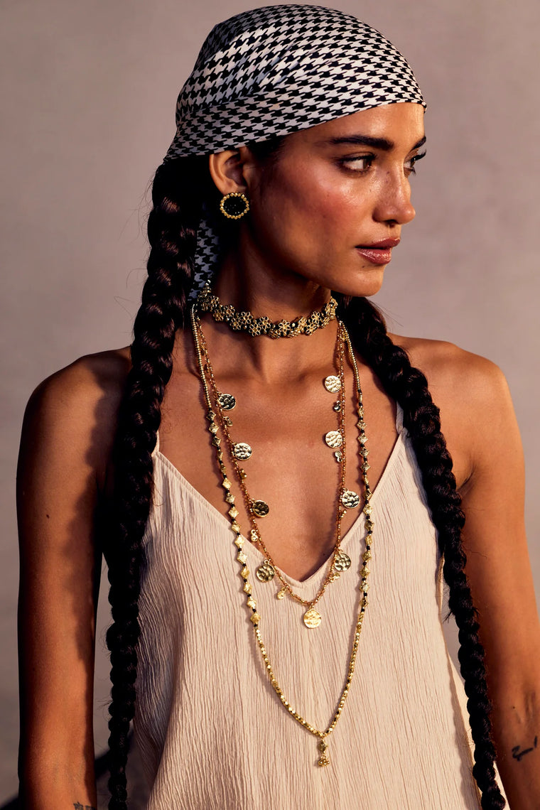 mujer con joyas de moda de india