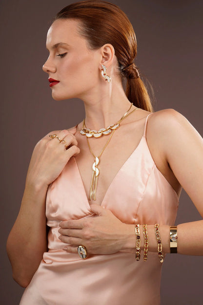 Detalle del Collar Connection Fringe con flecos dorados y nácar – Trovare Chile