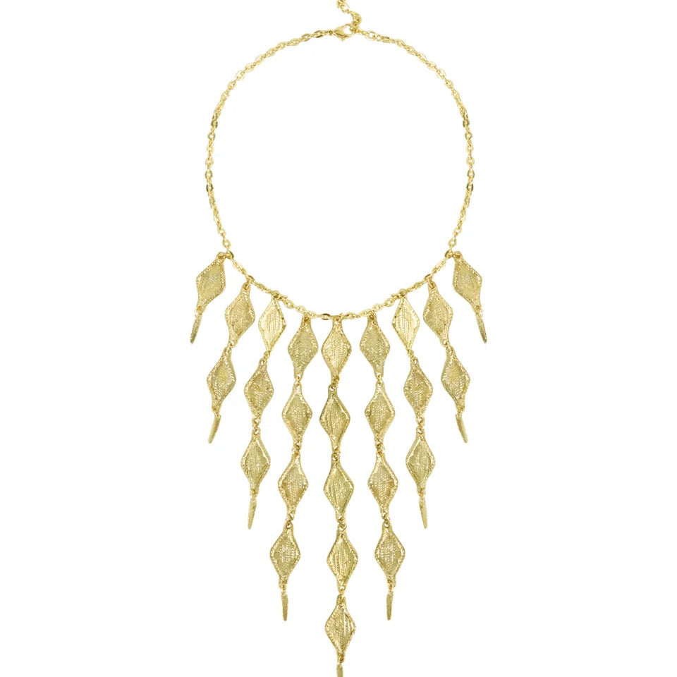 Collar Laya Dorado de House of Tuhina: collar pechera con cascada de rombos dorados texturizados, hecho a mano en India