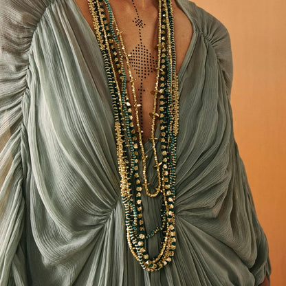 Collar artesanal Noorani Neckstring de diseño elegante y femenino
