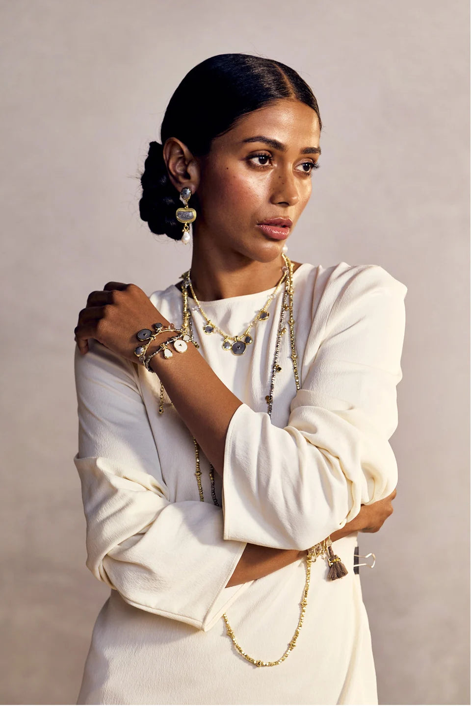 Modelo con los Aros Boat Stone de House of Tuhina, aros colgantes dorados con esmalte y perla