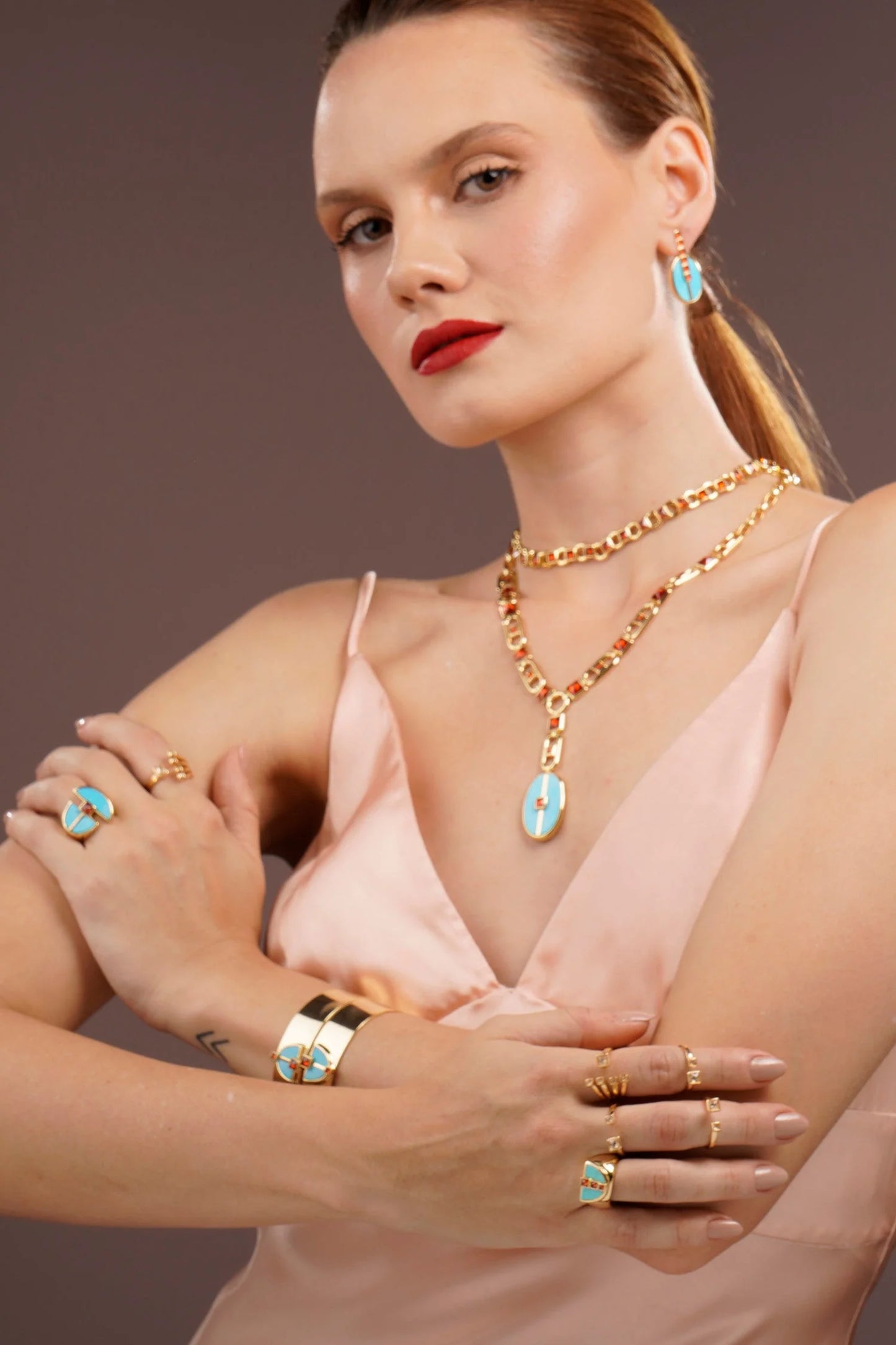 Modelo usando anillo Symmetry con piedra howlite azul diseño clásico – Trovare Chile