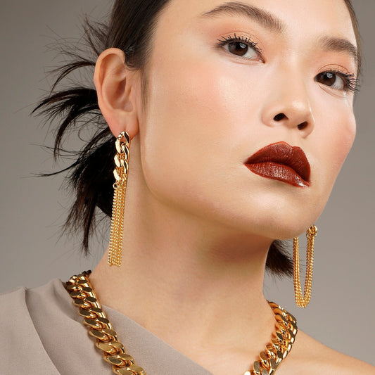 aros elegantes mujer largos de cadena dorada con movimiento joya sofisticada