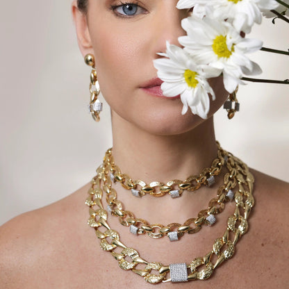 Modelo usando Collar Laguna dorado semilujo con zirconia estilo italiano – Trovare Chile