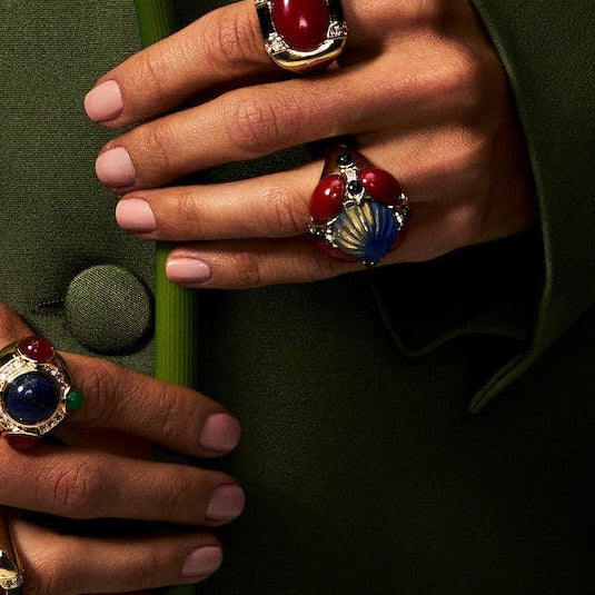 anillo elegante mujer multicolor rojo azul diseño escultorico joya italiana