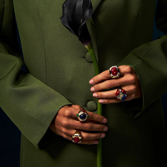 anillo elegante mujer multicolor rojo azul diseño escultorico joya italiana