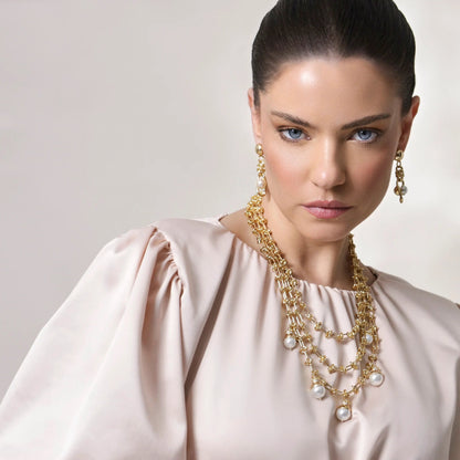 Modelo usando Collar Intra dorado con perlas blancas y diseño italiano – Trovare Chile