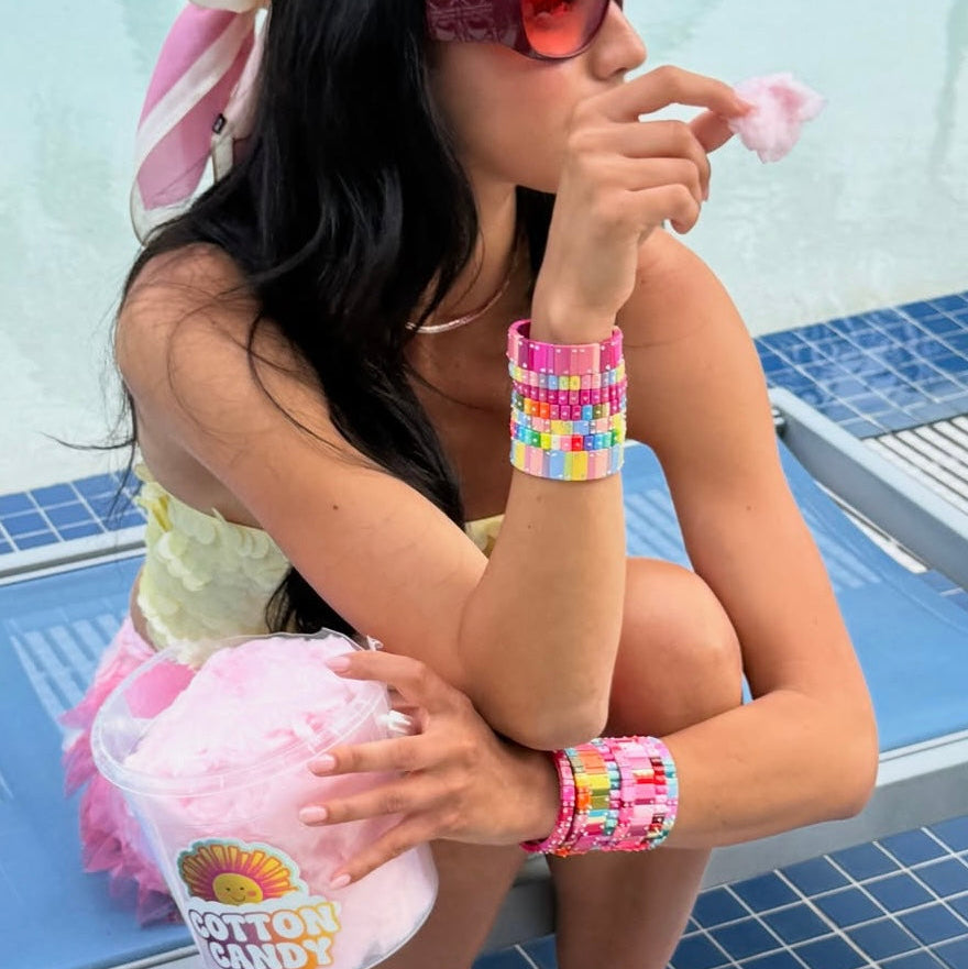 Mujer muestra cómo usar las pulseras Dominó elásticas de colores en verano