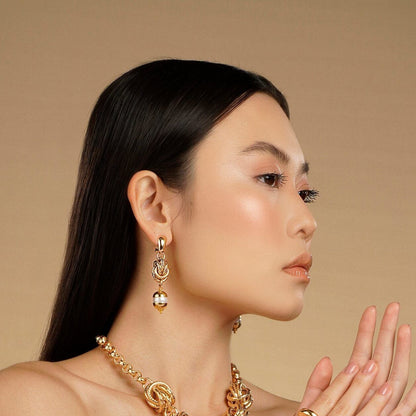 Aros colgantes con eslabones dorados y perlas naturales. Diseño liviano, elegante y con movimiento. Ideales para un look sofisticado.