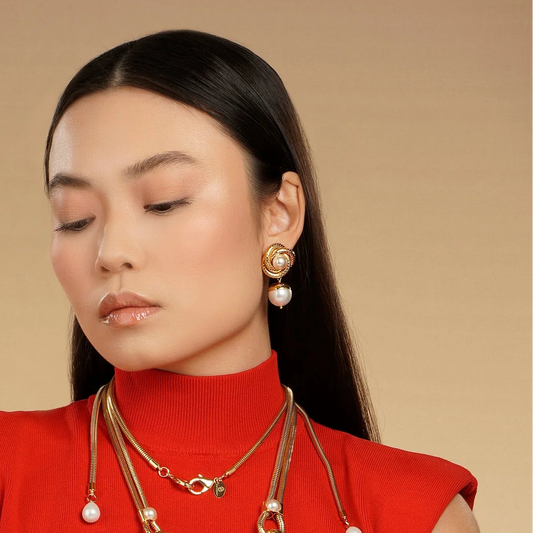 aros elegantes mujer flor dorada con perla diseño clasico joya italiana