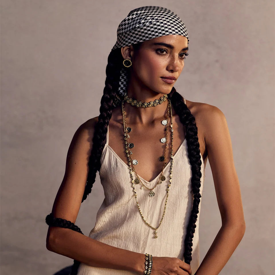 Collar Myra Dorado de House of Tuhina: cuentas champagne con monedas doradas martilladas y cadena de extensión, hecho a mano en India