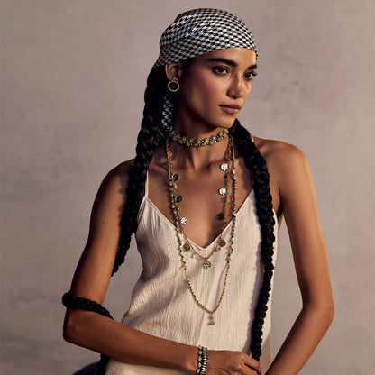 Collar Myra Dorado de House of Tuhina: cuentas champagne con monedas doradas martilladas y cadena de extensión, hecho a mano en India