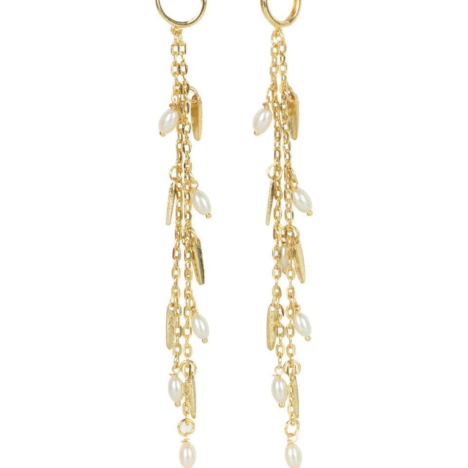 Aros Nayra Dorados de House of Tuhina, con cadenas largas, dijes alargados y perlas barrocas blancas