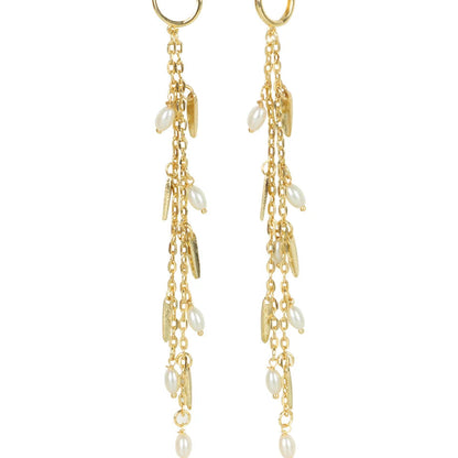 Aros Nayra Dorados de House of Tuhina, con cadenas largas, dijes alargados y perlas barrocas blancas