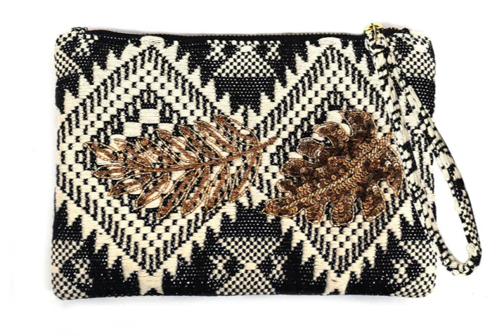 clutch hecho a mano en India de la marca NamJosh bordados a mano
