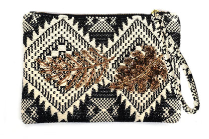clutch hecho a mano en India de la marca NamJosh bordados a mano