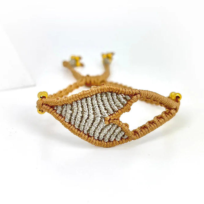 pulsera tejida a mano de la marca Erika Valencia