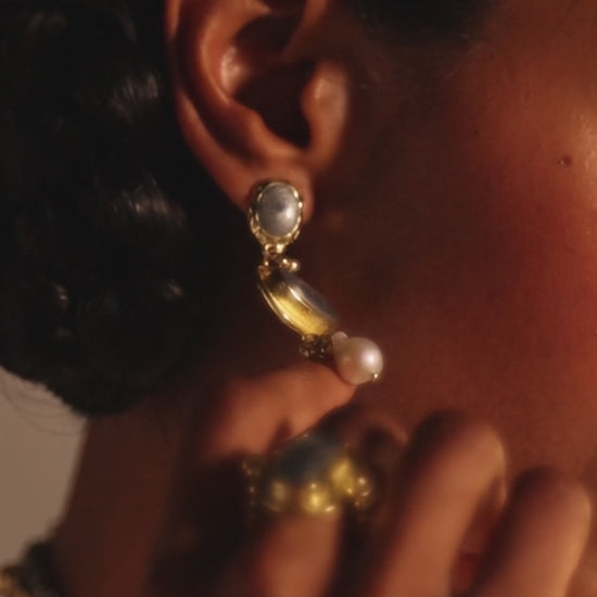 Video de los Aros Boat Stone de House of Tuhina en movimiento