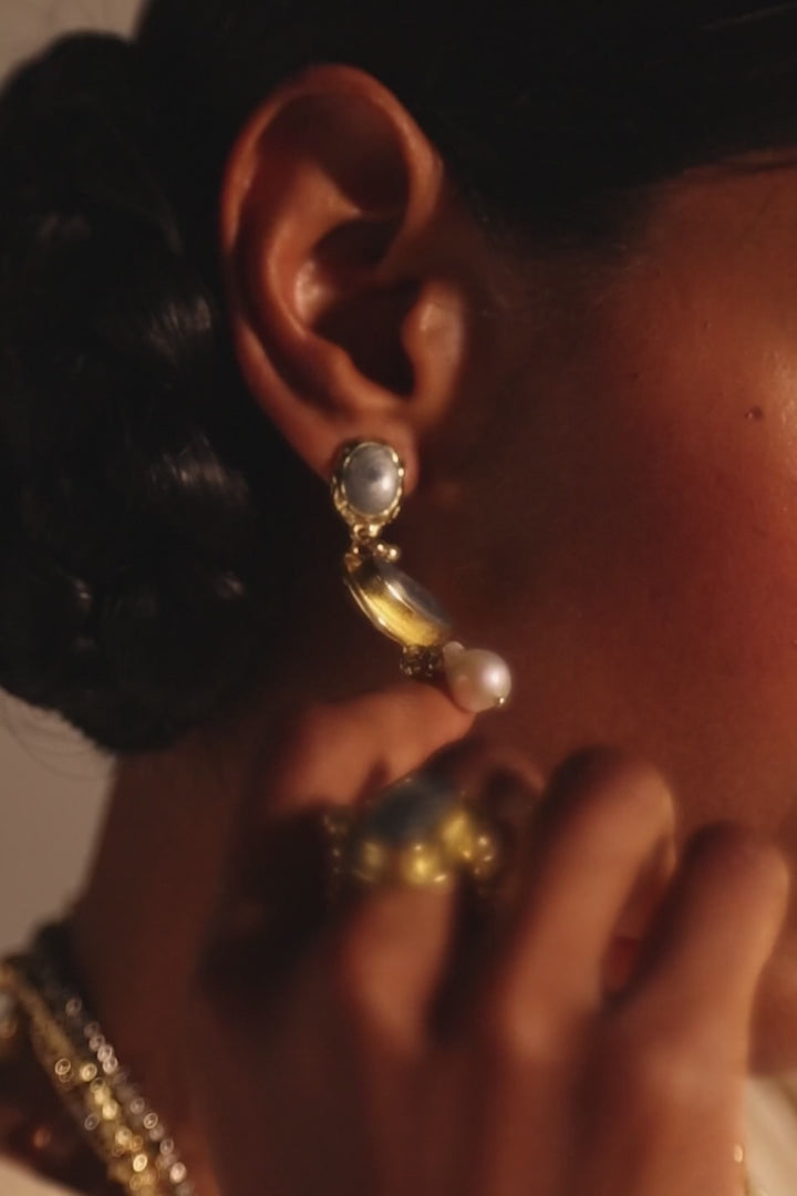 Video de los Aros Boat Stone de House of Tuhina en movimiento