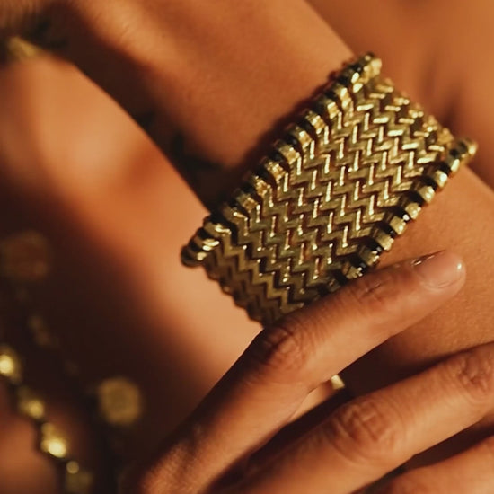 video de mujer mostrando la pulsera 