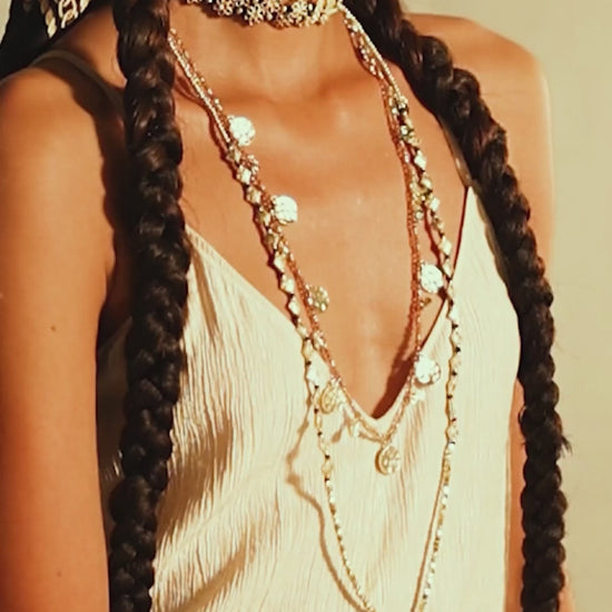 Video con modelo mujer usando Collar Myra Dorado de House of Tuhina: cuentas champagne con monedas doradas martilladas y cadena de extensión, hecho a mano en India