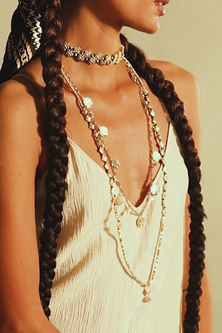 Video con modelo mujer usando Collar Myra Dorado de House of Tuhina: cuentas champagne con monedas doradas martilladas y cadena de extensión, hecho a mano en India
