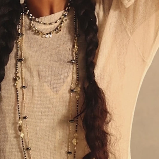 Video de Modelo con collares India