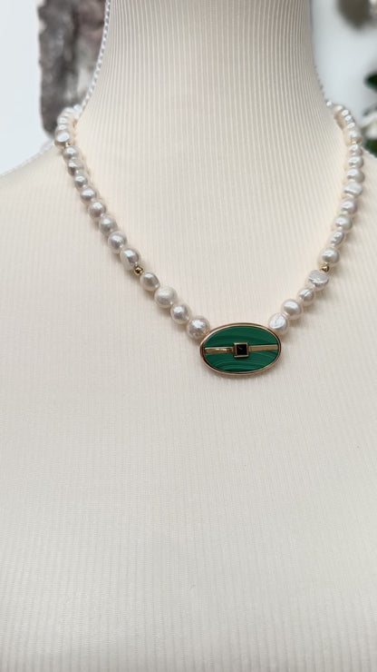 Collar Symmetry – Perlas Blancas y Malaquita