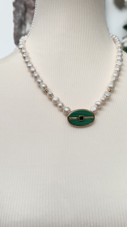 Collar Symmetry – Perlas Blancas y Malaquita