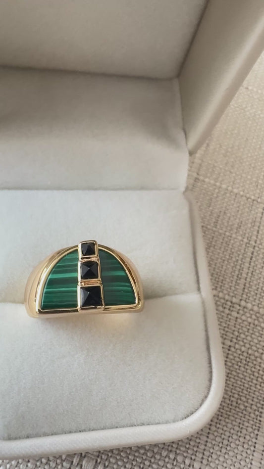 Anillo Symmetry – Dorado Semilujo con Malaquita