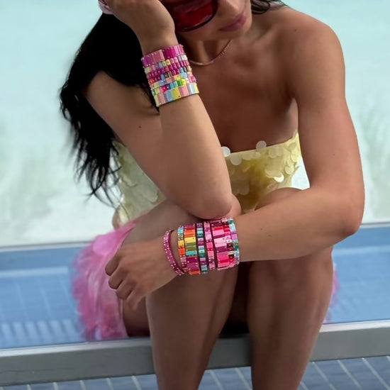 Mujer muestra estilo de vida con pulseras Dominó elásticas de colores