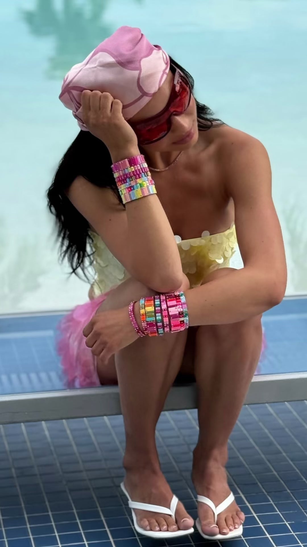 Mujer muestra estilo de vida con pulseras Dominó elásticas de colores