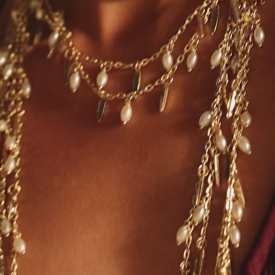Video de Modelo con Collar Marina Dorado ajustado al cuello, combinado con collares largos y aros dorados